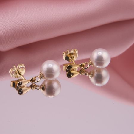 Detailaufnahme der weissen Suesswasserperle mit schoenem Luester am 14 Karat Gelbgold Stecker